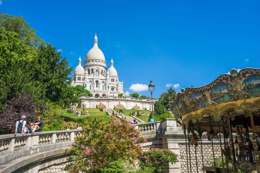 Paris: Montmartre Group Tour in German - Moulin Rouge photo stop, then the first real climb