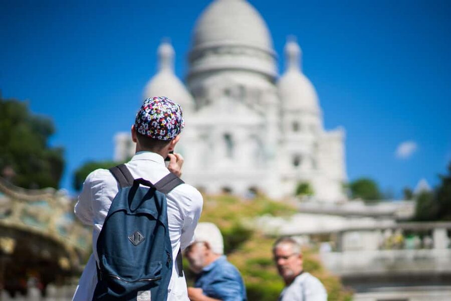 Paris: Montmartre Group Tour in German - When the German tour schedule matters
