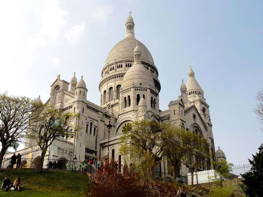 Paris : Montmartre highlights walking tour - Moulin Rouge Photo Stop: Start With the Famous Windmill