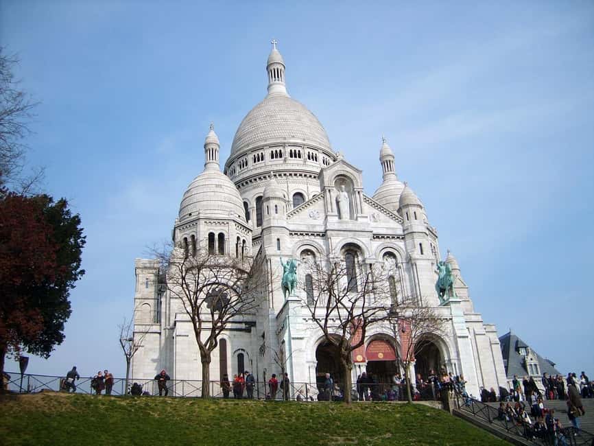 Paris : Montmartre highlights walking tour - Place du Tertre: Painters, People, and the Street-Art Mood