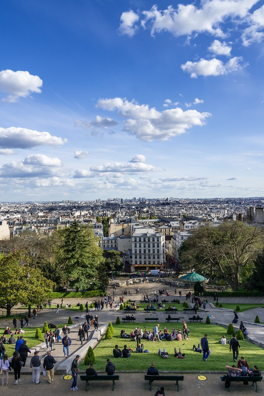 Paris: Montmartre Highlights Walking Tour with a Local Guide - Maison Rose and the Montmartre snapshot that never gets old