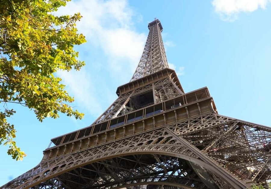 Paris: Montmartre, Notre-Dame, & Louvre Tour with Cruise - Lunch break and Île de la Cité: medieval streets and big-photo opportunities