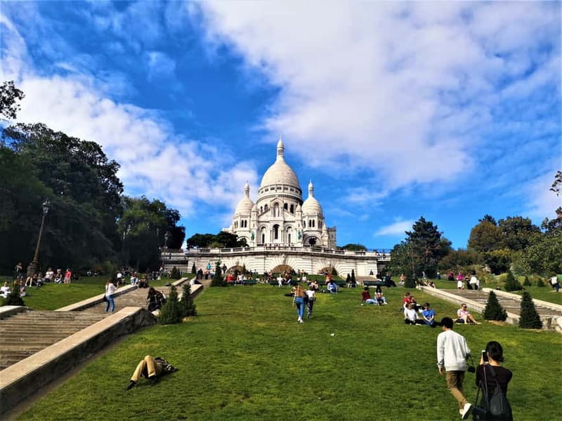 Paris: Montmartre Private Tour for Families - What makes the guides stand out with kids