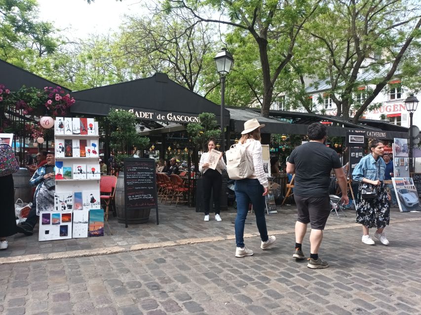 Paris: Montmartre Small Group Guided Walking Tour - Montmartre, but with breathing room