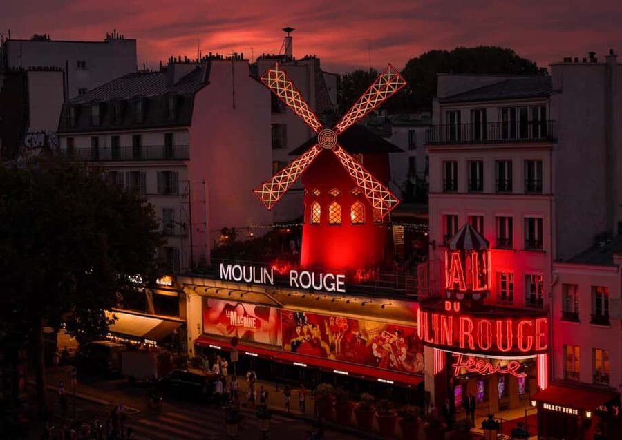 Paris: Moulin Rouge Cabaret Show Ticket with Champagne - Dress code and camera ban: how the rules affect your night