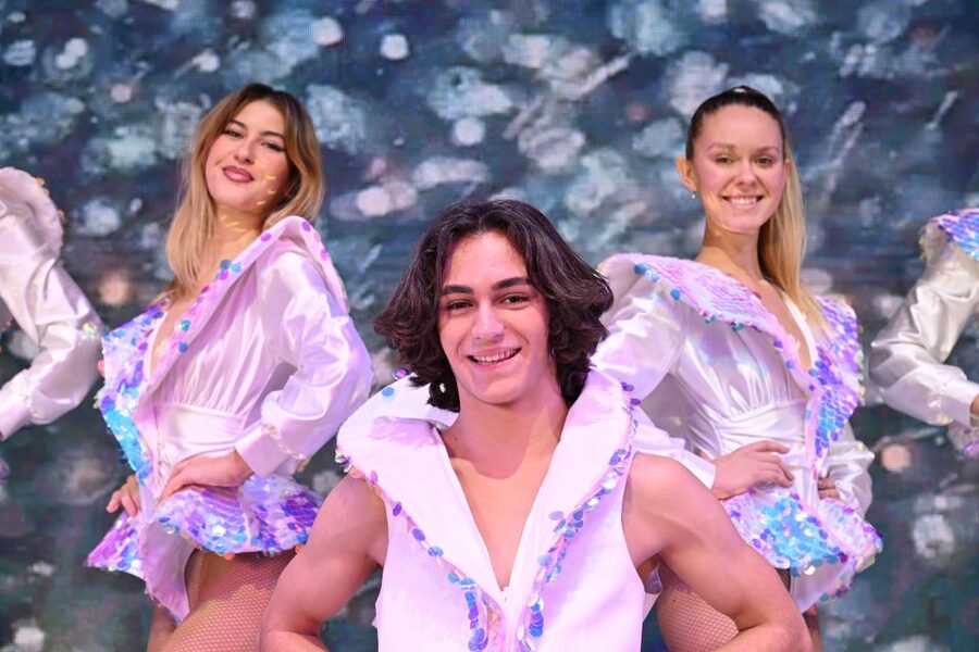 Paris: "My First Cabaret" Family Show at Paradis Latin - The Show Style: Magic, Fairy Tales, Cartoon Bits, and Singing