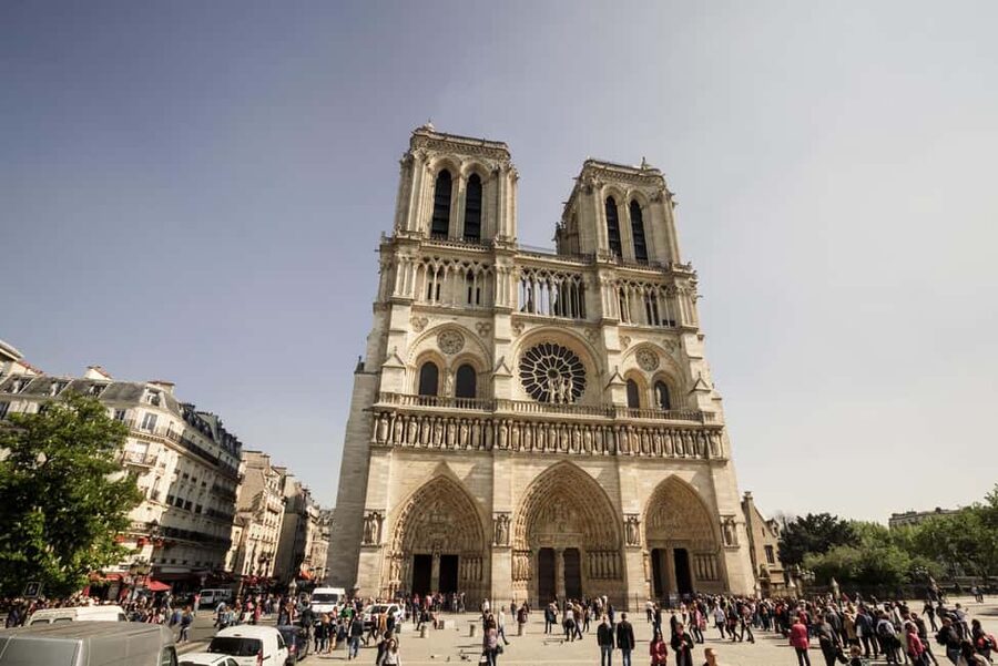 Paris: Notre Dame and Île de la Cité Walking Tour - A small group of five: better pacing, more attention, more you-time