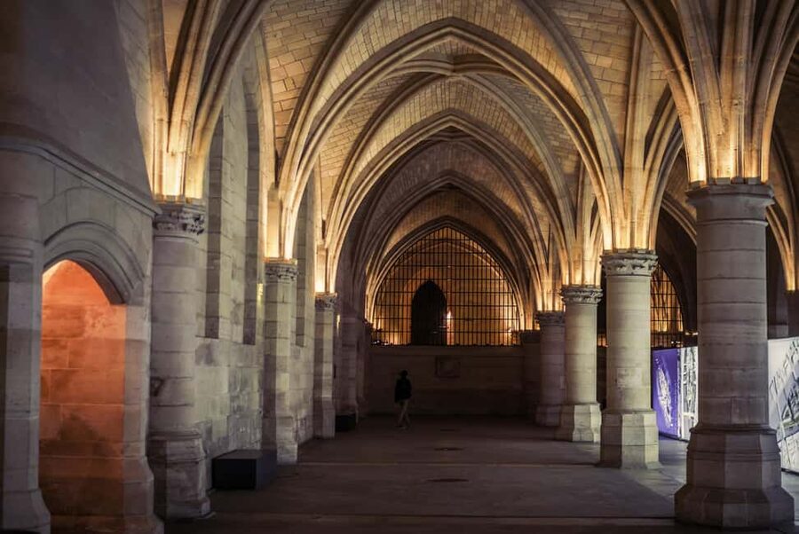 Paris: Notre Dame and Île de la Cité Walking Tour - Where the tour ends, and why Pont Saint-Louis is a smart finish