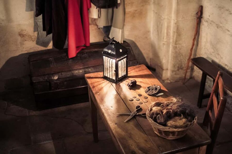 Paris: Notre Dame and Île de la Cité Walking Tour - Who should book this tour, and who should choose another option