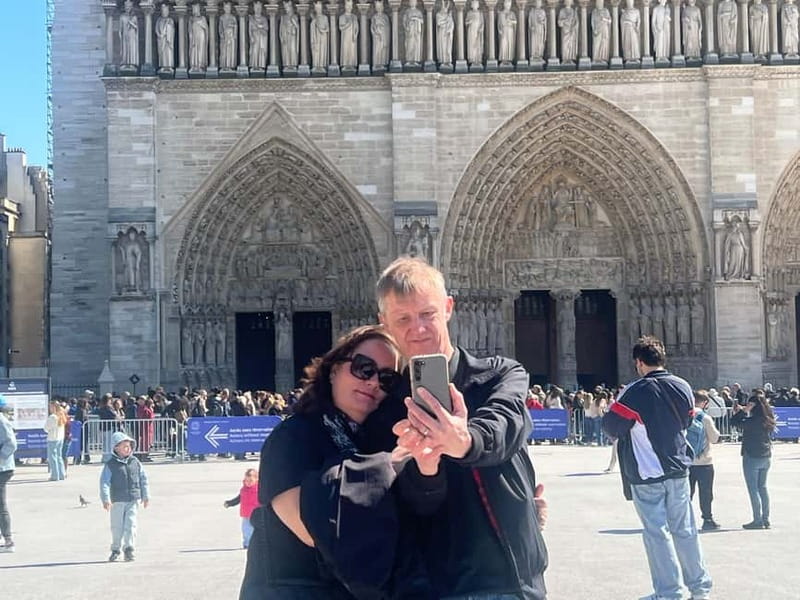 Paris: Notre-Dame Cathedral Exterior Tour - Photo stop time, and how to use it without getting stuck
