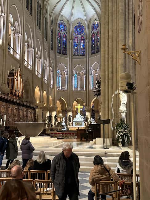 Paris: Notre Dame Cathedral Guided Tour of the Neighborhood - Notre-Dame neighborhood in one hour, with just enough direction
