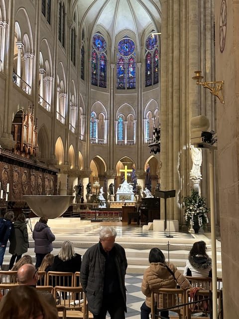 Paris: Notre Dame Cathedral Guided Tour of the Neighborhood - The second hour: guided questions and what to notice next