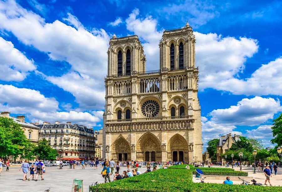Paris:Notre-Dame Cathedral Interior and Exterior Guided Tour - Notre-Dame in one hour, with details that actually stick