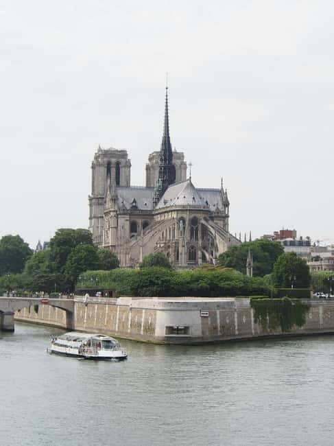 Paris: Notre Dame Interior Guided Tour with Entry Included - The fire and restoration story, explained in a way that sticks