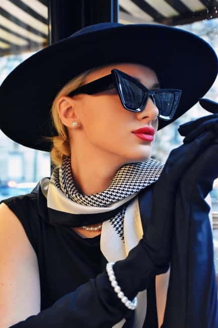 Paris: Old Money Photo Shoot with Outfits and Accessories - Picking Your Vintage Outfit and Accessories Like a Stylist