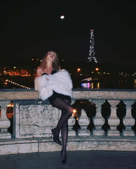 Paris: Old Money Photo Shoot with Outfits and Accessories - Posing Guidance That Keeps You Comfortable on the Street