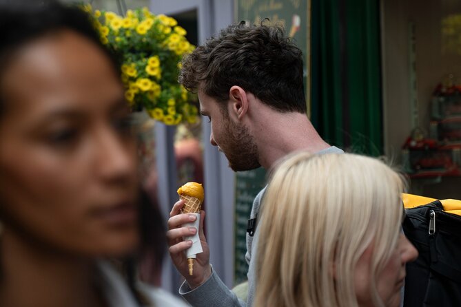 Paris: Pastries & Damnations - A Sweet Tour of the Old City - Île Saint-Louis time: the poetic start