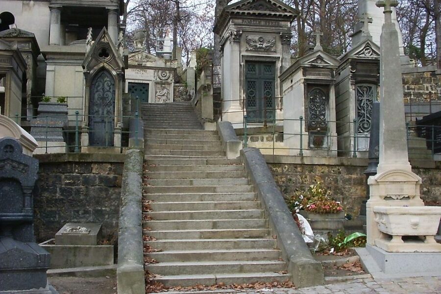 Paris: Père Lachaise Cemetery Guided Tour - 12 guests 2,5h - Entering Père Lachaise: why this cemetery feels different