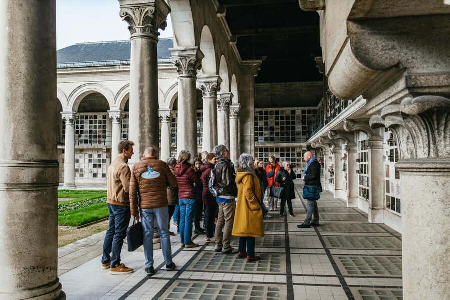 Paris: Pere Lachaise Cemetery Guided Tour - Cobblestones, tombs, and why funerary art is the main event
