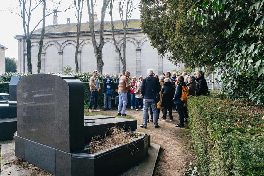 Paris: Pere Lachaise Cemetery Guided Tour - The famous graves you will not want to miss