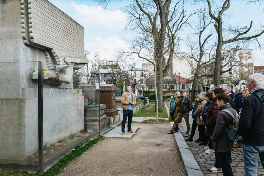 Paris: Pere Lachaise Cemetery Guided Tour - Héloïse and Abélard: the stop that shows how beautiful the setting can be