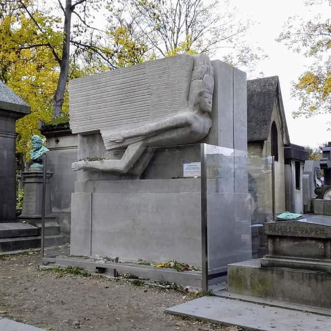 Paris: Père Lachaise Cemetery Visit with Seine River Cruise - Père Lachaise Feels Like a Different Side of Paris