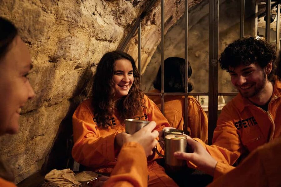 Paris : Perpette, l'expérience immersive - Enter Perpette at 13 rue Dussoubs and start in costume