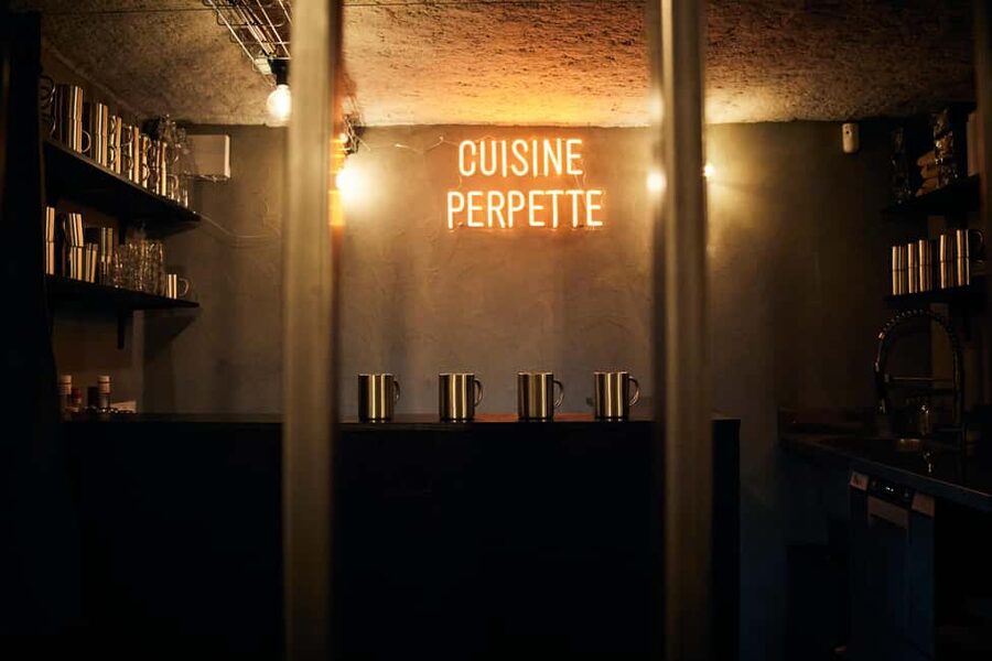 Paris : Perpette, l'expérience immersive - The 1960s jail plot: Ant, Mr. Leroy, and Mr. Poulain in your cell