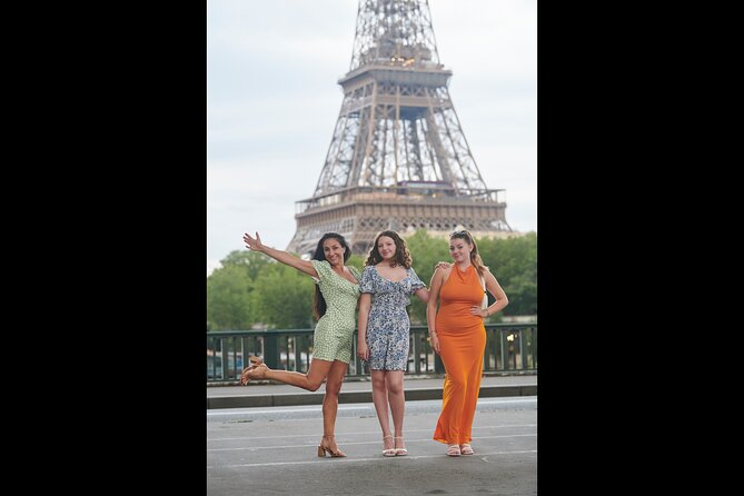 PARIS PHOTO - Joyful stroll for a Private Professional Shoot - Why Frédéric’s posing guidance feels calm, not awkward