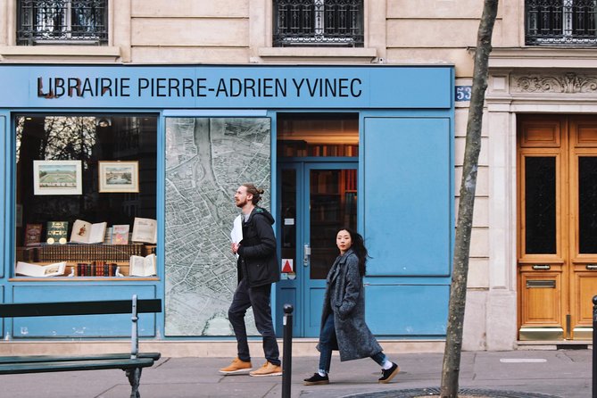 Paris Photo Shoot with Professional Photographer - Palais-Royal: elegant courtyards and classic Paris styling