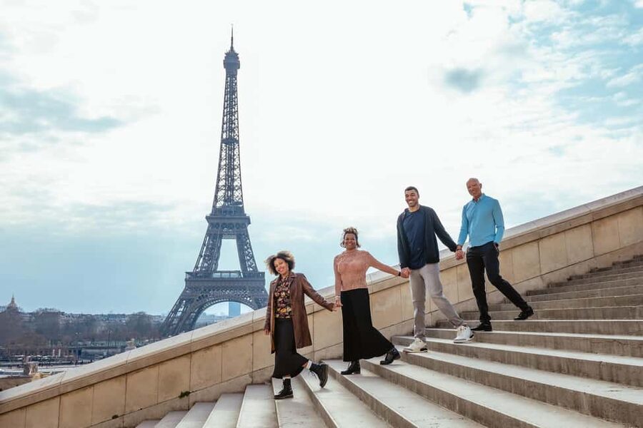 Paris photographer 1 hour near the Eiffel Tower or in Paris - Key moments that make this Eiffel Tower photo session work