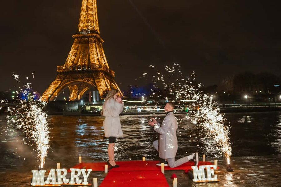 Paris photographer 1 hour near the Eiffel Tower or in Paris - Picking Your Style: Couple, Family, Solo, and Proposal-Friendly Planning