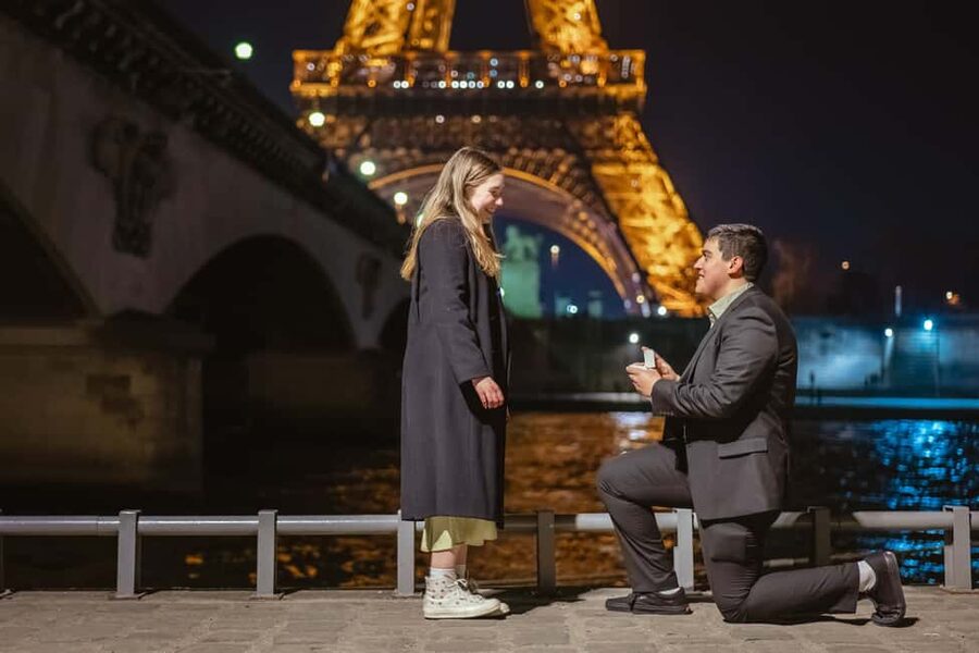 Paris photographer 1 hour near the Eiffel Tower or in Paris - Should You Book This Paris Photographer Session?