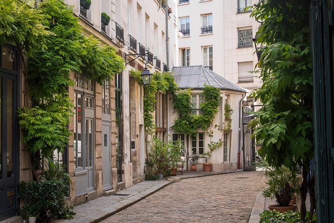 Paris Photography Masterclass - Private Photography Lesson - Pont Marie to Notre-Dame: learning to frame a giant in small time