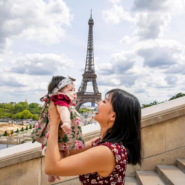 Paris: Photoshoot Around Eiffel Tower with 55 Edited Photos - Stops and Breaks: Why the Session Feels Structured