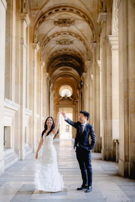 Paris: Premium Professional Photo Shoot - Paris In One Hour, With a Photographer Who Leads