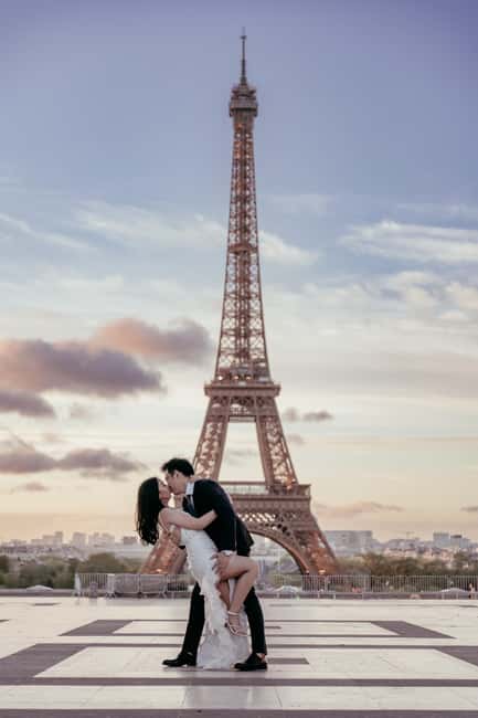 Paris: Premium Professional Photo Shoot - Eiffel Tower, Louvre, and Montmartre Photos in 60 Minutes