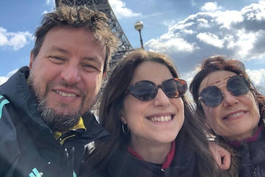 Paris: Private Custom Walking tour with A Local Guide - From hotel pickup to an easy start in Paris