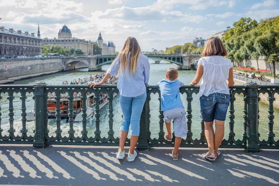 Paris: Private Family Tour, Highlights and Museum Visit - Square du Vert-Galant and the Seine Banks: Ducks, Photos, and Calm Views