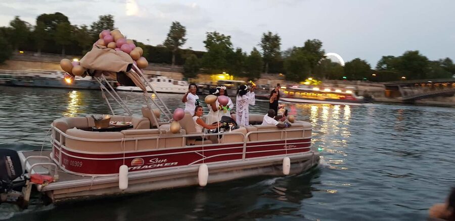 Paris: Private pontoon boat cruise on the Seine - Paris Private Pontoon Boat Cruise on the Seine: the 90-Minute Route That Feels Personal