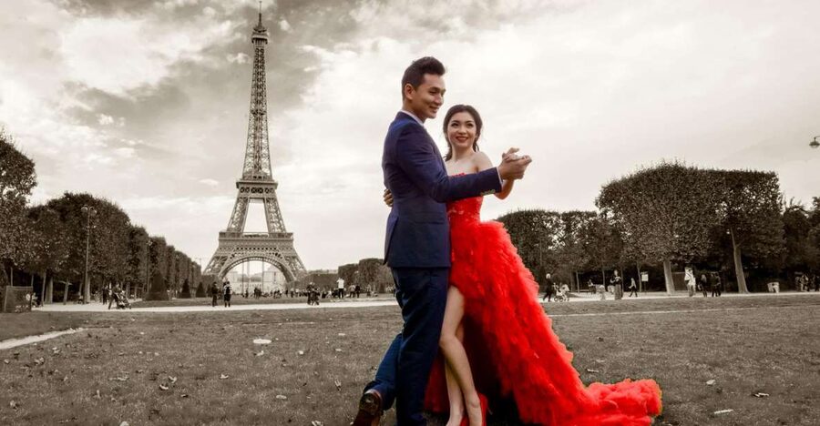 Paris: Private Professional Photo Shoot - Eiffel Tower to Pont des Arts, choosing Paris backdrops wisely