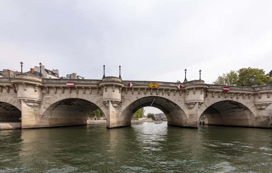 Paris: Private Seine River Cruise - Louvre, Eiffel Tower, and the Paris you can actually see clearly