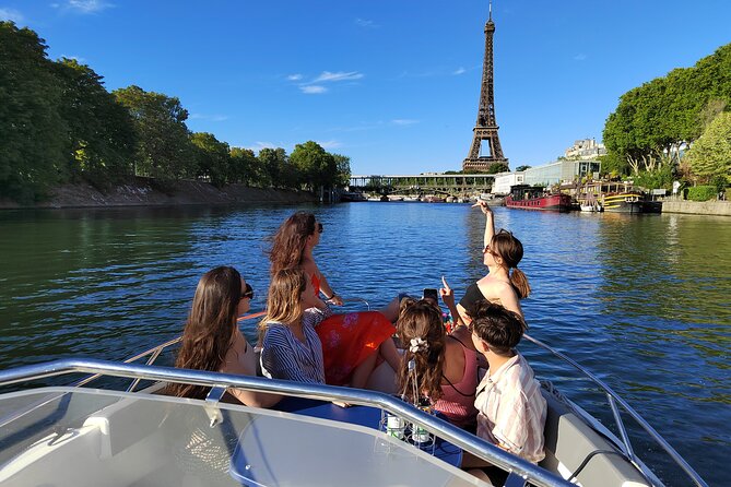Paris Private Seine River Cruise with your Captain Guide - Seine Musicale and houseboats: culture on an island, locals on the water