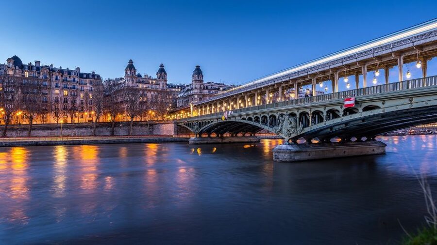 Paris: Private Walking Guided Tour of City's Highlights - What the private guide experience feels like in real life