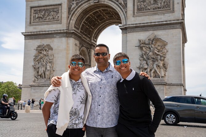 Paris: Professional Photoshoot at the Arc de Triomphe - Meeting on the Champs-Élysées, not in a maze