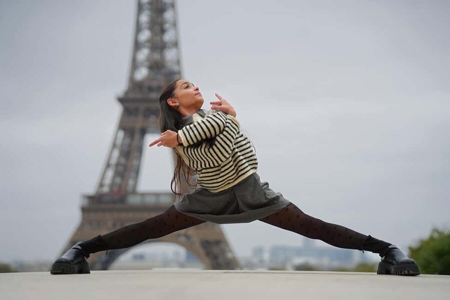 Paris: Professional Photoshoot by the Eiffel Tower - Professional Equipment and Fast Delivery, Without the Waiting Game