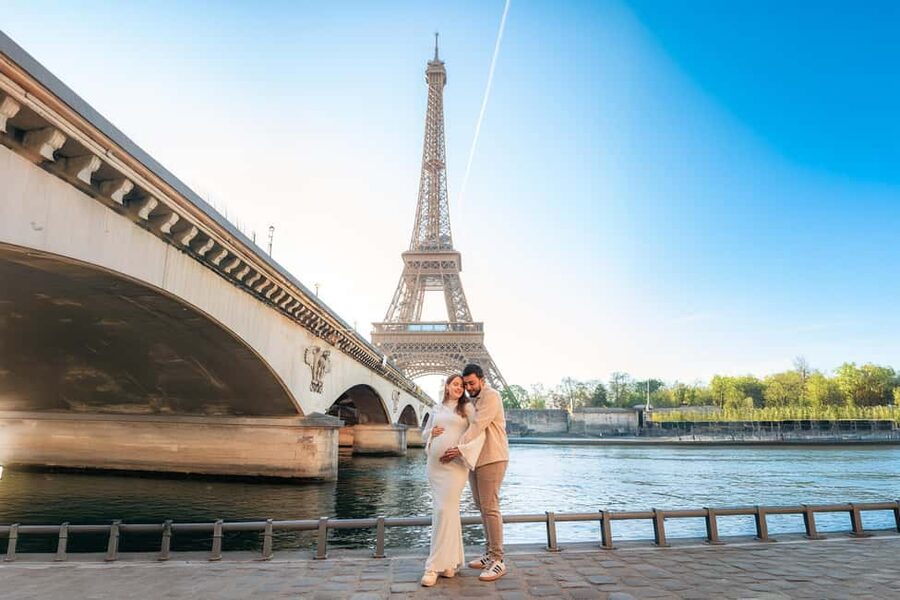 Paris: Professional Photoshoot with the Eiffel Tower - Pose coaching that makes you look natural