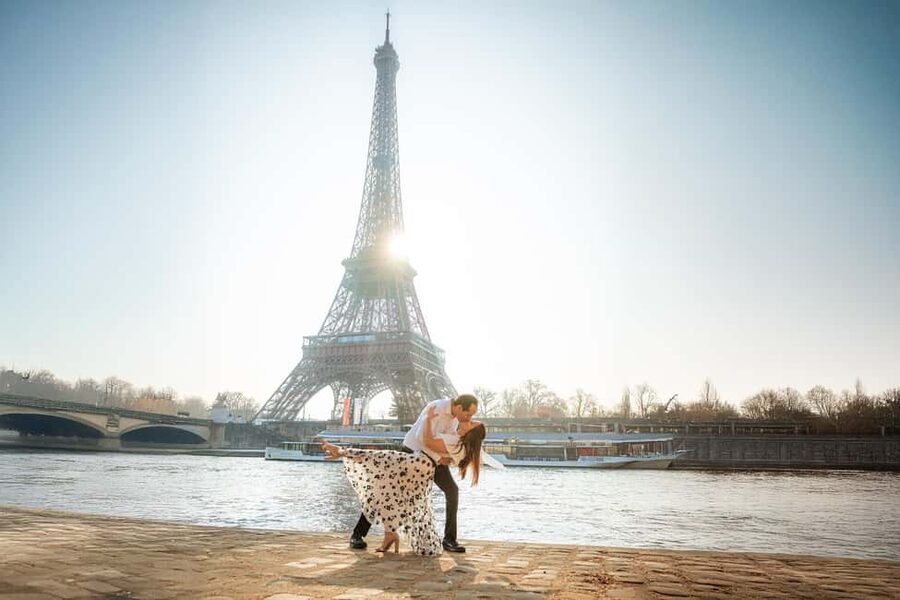 Paris: Professional Photoshoot with the Eiffel Tower - Editing and delivery in 48 hours via Google link