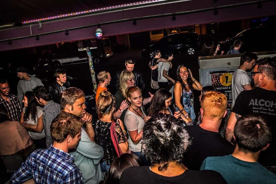 Paris: Pub Crawl with Shots and Nightclub Entry - How long is the night, and what pace should you expect?