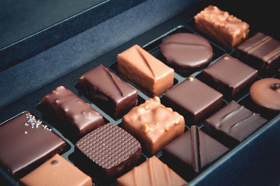 Paris: Pure Chocolate Walking Tour - Five master chocolatiers, what you should look for at each stop